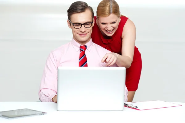 Lady pointing at something funny in laptop — Stock Photo, Image
