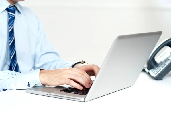 Close-up shot van de man aan het werk op een laptop — Stockfoto