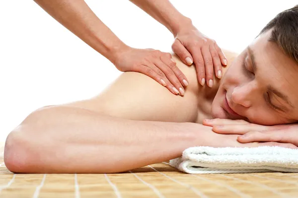 Bonito macho recebendo massagem spa — Fotografia de Stock