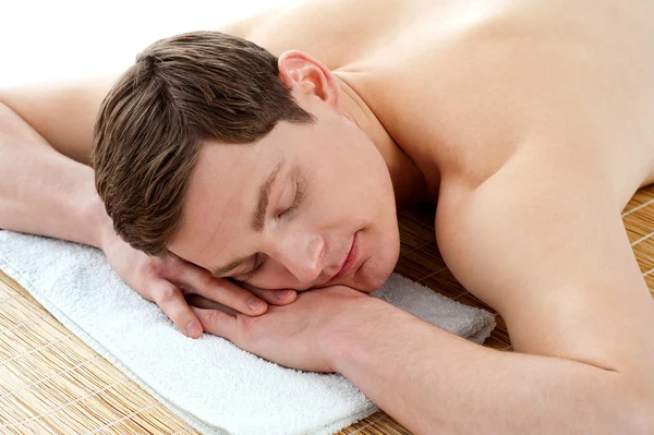 Young man relaxing at spa centre — Stock Photo, Image