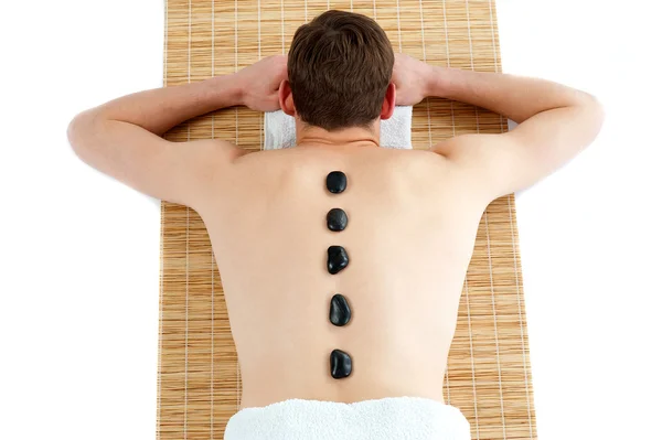Mann erhält Massage mit heißen Steinen — Stockfoto