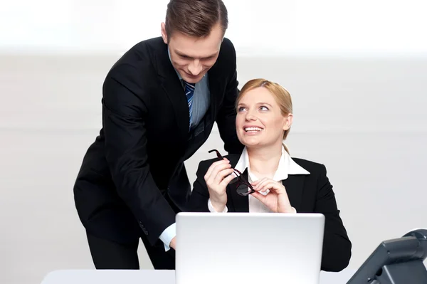 Επιχειρήσεων στην εργασία. αρσενικό δείχνει σε φορητό υπολογιστή — Φωτογραφία Αρχείου