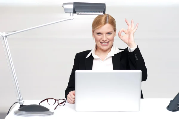 Corporate lady showing excellent gesture — Stock Photo, Image