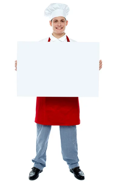 Chef segurando placa de publicidade em branco — Fotografia de Stock