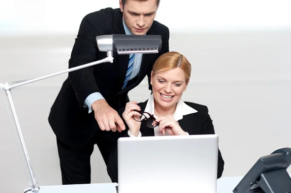 Man pointing finger at laptop screen — Stock Photo, Image