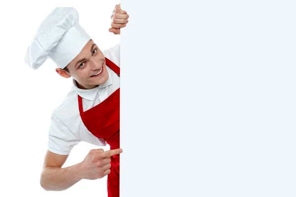 Мужской шеф-повар указывает на пустое меню — стоковое фото