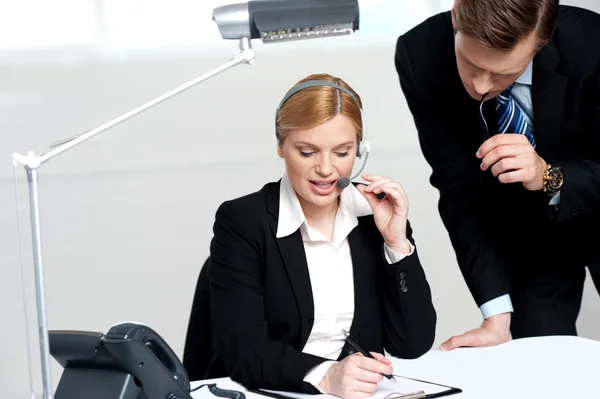 Woman discussing problem with male colleague — Stock Photo, Image