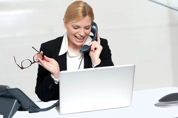 Kvinna prata telefon håller glasögon — Stockfoto