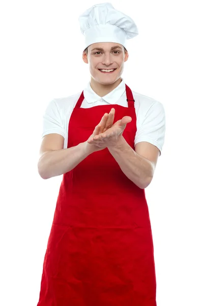 Aislado joven guapo macho chef aplaudiendo — Foto de Stock