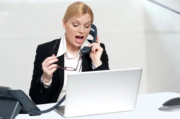 Mulher tentando convencer o cliente pelo telefone — Fotografia de Stock