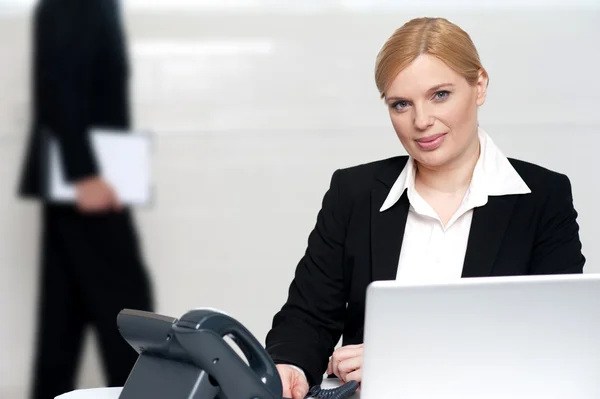 Businesswoman looking at camera — Stock Photo, Image