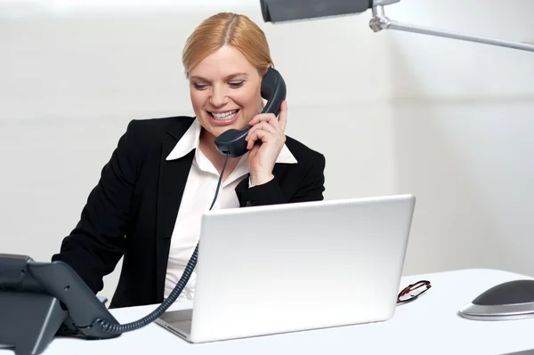 Vrouwelijke secretaris communiceren met haar baas — Stockfoto