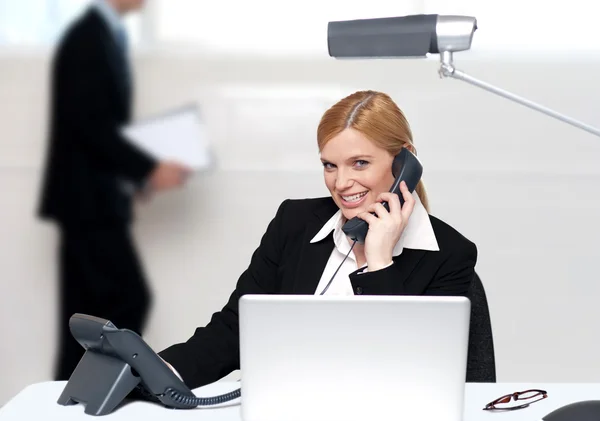 Çekici Sekreter katılıyor telefon görüşmesi — Stok fotoğraf