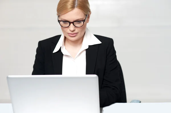 Корпоративная женщина работает на ноутбуке — стоковое фото