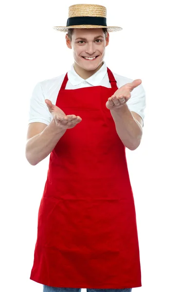 Guapo joven chef masculino de bienvenida con sonrisa —  Fotos de Stock