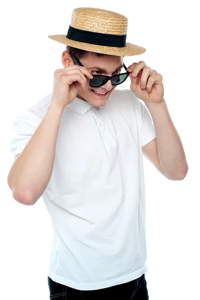 Hombre mirando desde detrás de las gafas de sol y sonriendo — Foto de Stock