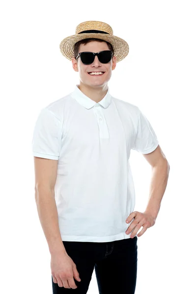 Uomo sorridente con la mano sulla vita indossando cappello — Foto Stock