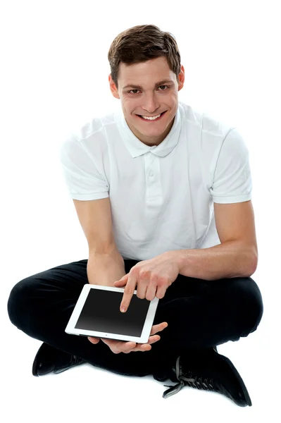 Cara sentado com o dedo no dispositivo touch pad — Fotografia de Stock