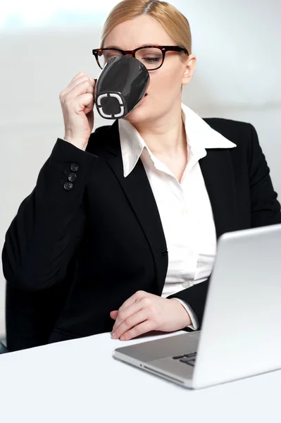 Senhora corporativa beber café — Fotografia de Stock