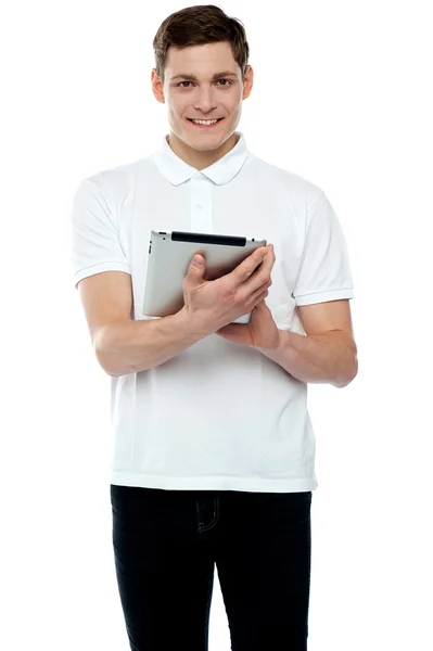 Adolescente casual operando dispositivo de tela sensível ao toque — Fotografia de Stock