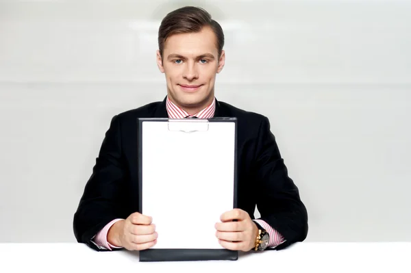 Corporate man showing blank clipboard — Stock Photo, Image