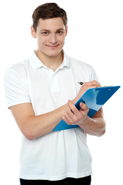 Uśmiechnięty mężczyzna młody pisania na notatnik — Zdjęcie stockowe