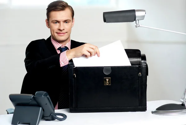 Executivo masculino mantendo documentos com segurança — Fotografia de Stock