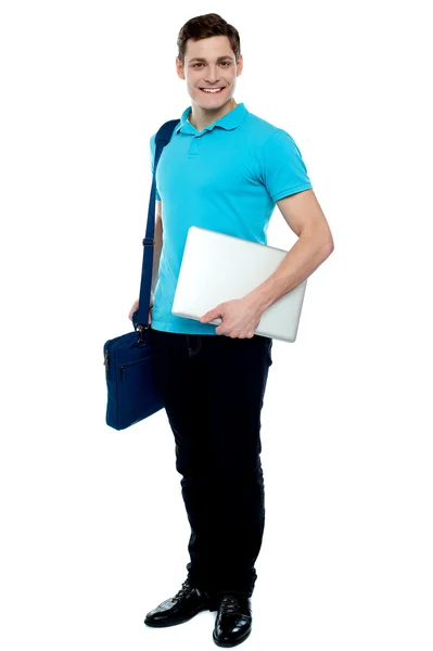 Glad man bära laptop, off för att arbeta — Stockfoto