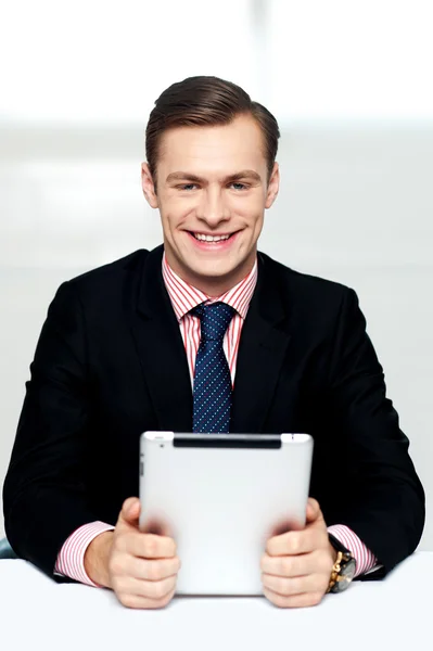 Alegre masculino executivo segurando dispositivo digital — Fotografia de Stock