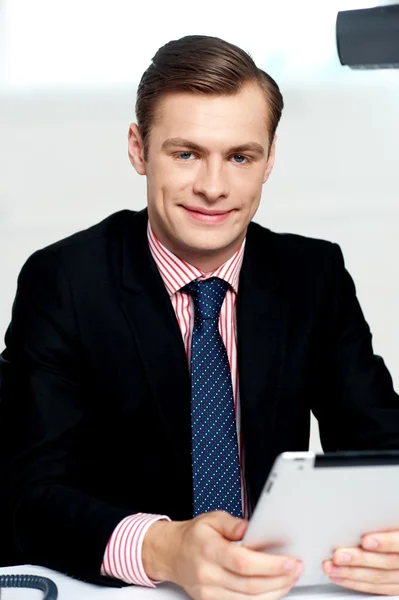 Jeune exécutif posant avec tablette pc — Photo