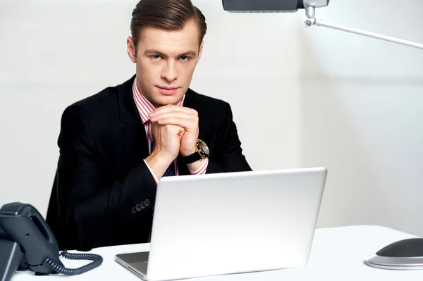 ノート パソコンの前に座っている実業家 — ストック写真
