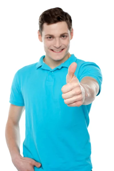 Симпатичный улыбающийся парень, показывающий большие пальцы — стоковое фото