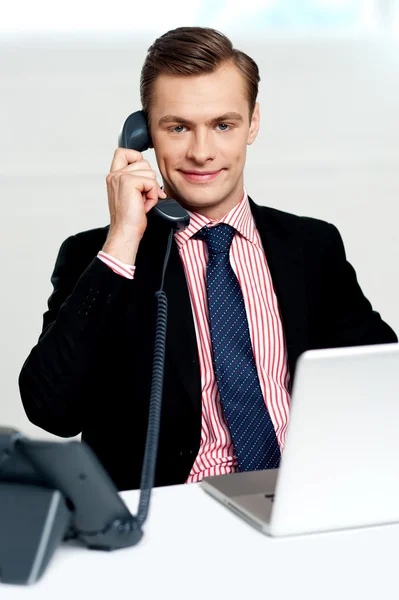 Executivo masculino em uma chamada de negócios — Fotografia de Stock