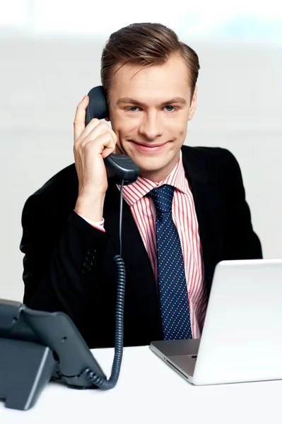 Hombre de negocios inteligente que se comunica por teléfono — Foto de Stock