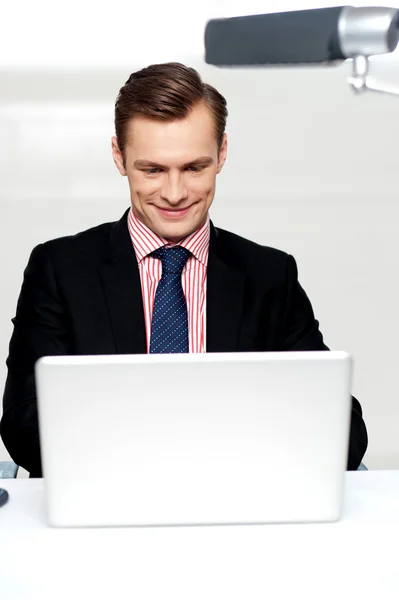 Hombre de negocios viendo vídeos en el ordenador portátil — Foto de Stock