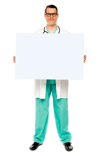 Médico masculino exibindo placa de publicidade branca — Fotografia de Stock