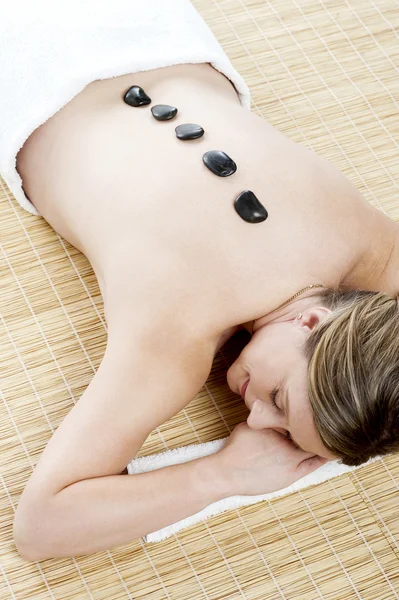 Vista aérea da mulher durante a massagem de pedra quente — Fotografia de Stock