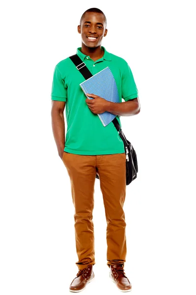 Estudiante que lleva el bolso del ordenador portátil y portátil —  Fotos de Stock