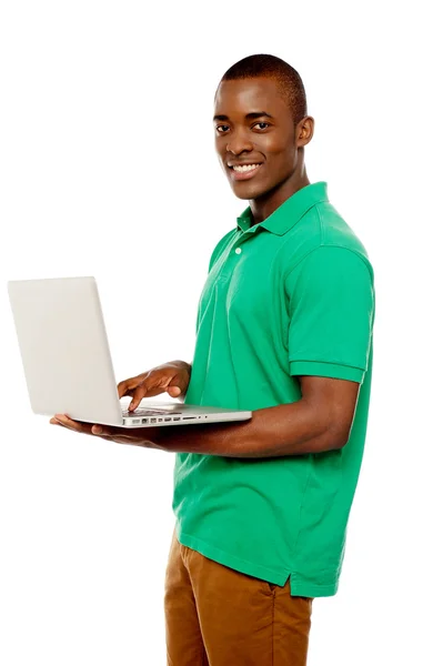 Cool chico adolescente navegar por Internet en el ordenador portátil — Foto de Stock