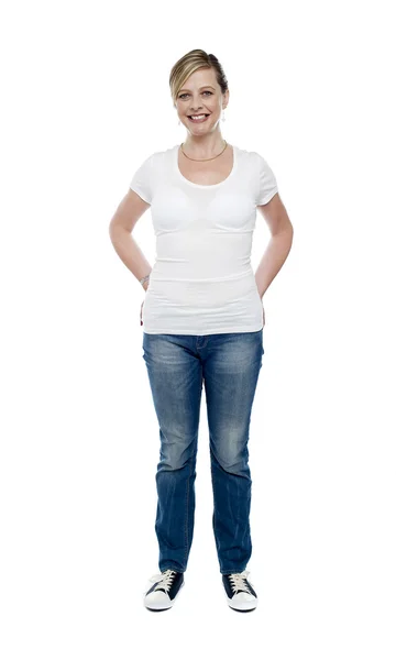 Dorywczo modna kobieta z rękami w kieszeni jeansów — Zdjęcie stockowe