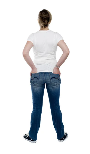 Vista posterior de la mujer de moda con las manos en el bolsillo —  Fotos de Stock