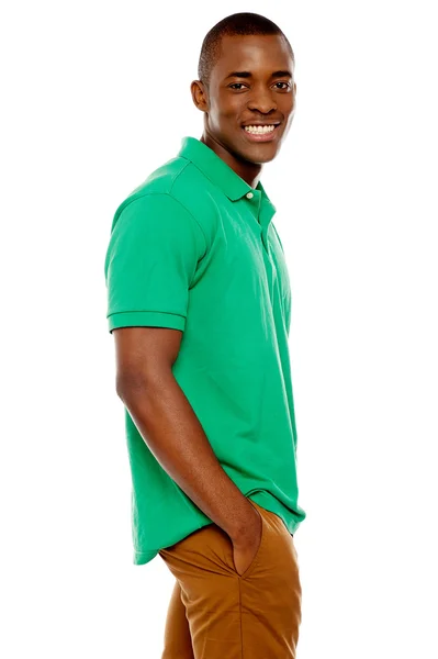 Portret widok strony uśmiechający się dorywczo facet Afryki — Zdjęcie stockowe