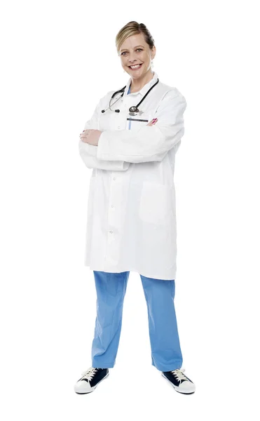 Kobieta lekarz stojący z skrzyżowanymi rękami — Zdjęcie stockowe