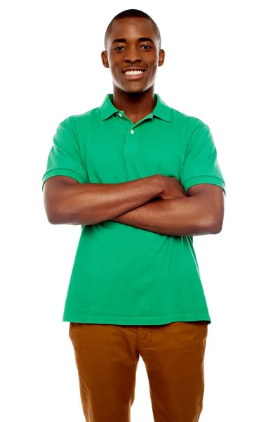 Lachende Afrikaanse kerel met gekruiste armen — Stockfoto