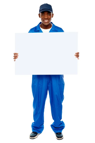 Courier chlap představují prázdné bílé billboard — Stock fotografie