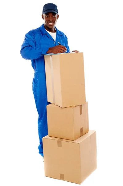 Cheerful delivery guy preparing receiving notice — Stock Photo, Image