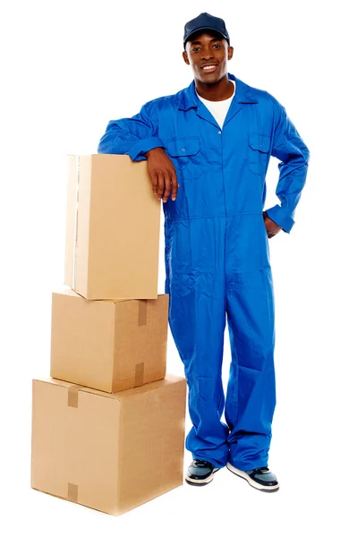 Courier chlapec stojící vedle krabice — Stock fotografie