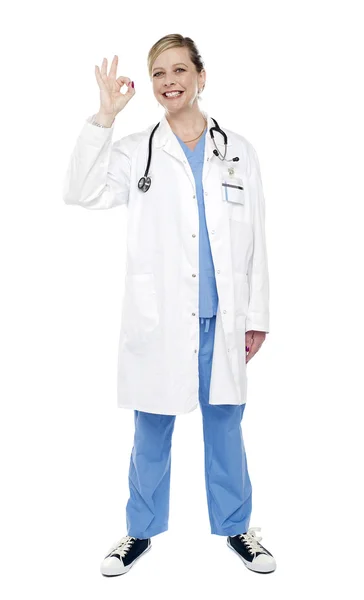 Kvinnliga specialistläkare gestikulerande ok tecken — Stockfoto