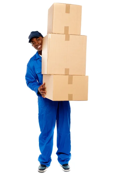 Entrega menino carregando caixas pesadas — Fotografia de Stock