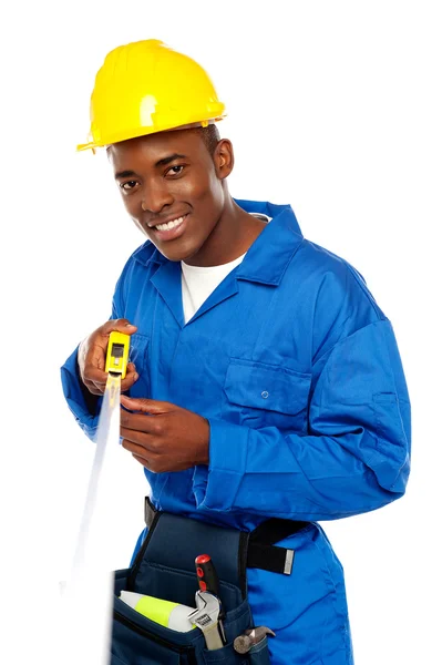 Retrato de reparador africano con cinta métrica — Foto de Stock